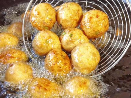 湖北美食炸藕圆子的传统做法,外酥里嫩鲜美可口,吃一次就忘不了
