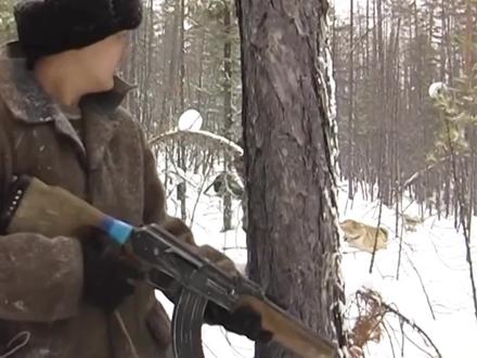 15年前俄罗斯猎人冬季狩猎黑熊,他们的武器可以打一场战争