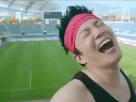 呆呆计划:男子欠钱被债主绑起来挠脚心