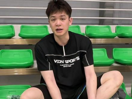 黄一鸣单挑陈畅上脚SPO Player1.5天际线。初次上脚后,黄一鸣这样评价Player1.5。 #spo #seriousplayeronly #球鞋测评 #黄一鸣陈畅百分大战 #spocrew
