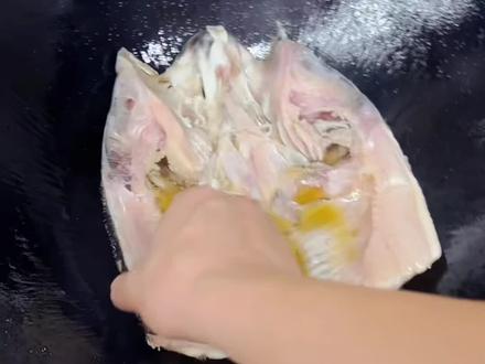 在评论区里发现专业的成了业余的,业余的成了专业的……#欣哥美食记 #鱼头烧豆腐 @抖音小助手