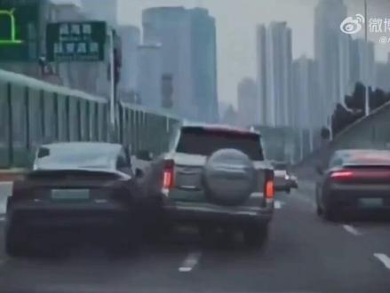 特斯拉与坦克开架斗气车 致三车连撞#特斯拉