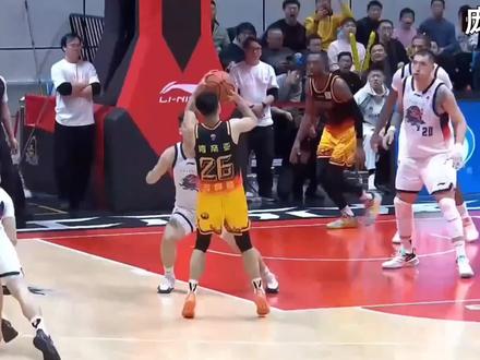 广西草根天王庞峥麟,欲踏风火轮剑指全明星首发和叩开国家队大门 #庞峥麟 #中国男篮 #全明星