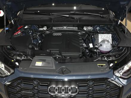 2026款奥迪Q5L减配VS加配全解析:这些配置缩水值多少钱?
豪华SUV的“配置加减法”总能戳中车主神经!2026款奥迪Q5L在辅助驾驶与娱乐配置上诚意加码,但部分核心用料与实用功能的调整也引发热议,具体减配价值与配置变化一文说透:
一、明确减配项及对应价值
1. 车身材质:铝合金“换钢”
老款铝合金前机盖+后尾门,新车替换为钢制材质。铝制部件不仅能实现整车轻量化(老款靠铝制件减重显著),成本更是远超钢材,单这两项材质替换的减配价值约5000-8000元,同时失去了铝材吸能性好、开关更省力的优势 。
2. 刹车系统:四活塞缩水单活塞
老款由Brembo代工的四活塞刹车,新车改为单活塞版本。四活塞刹车在脚感、制动距离与视觉效果上均优于单活塞,原厂四活塞卡钳套装的市场价值约3000-5000元,减配后热衰退防护与制动性能有所下降。
3. 隔音配置:原厂隔音棉取消
老款标配的引擎盖隔音棉消失,虽可后期加装,但原厂隔音棉的适配性与隔音效果更优。根据材质等级,原厂隔音棉的配置价值约1000-2000元,缺失后引擎噪音传导可能更明显 。
4. 防撞梁:铝合金换普通钢梁
后防撞梁从铝制改为普通高强度钢梁,铝制防撞梁成本更高、吸能效果更佳,原厂铝制后防撞梁的价格约2782-2990元,减配后虽保证基础安全,但用料规格下降 。
5. 座椅功能:电动记忆取消(豪华动感型)
驾驶位电动座椅记忆功能被删减,该功能原厂选装价约2500元,对于多人共用车辆的场景,便利性大打折扣 。
二、诚意加配:这些配置补足体验
减配的同时,2026款也带来了实用升级:新增DOW开门预警、360度全景影像与L2级辅助驾驶,大幅提升行车安全性;10.9英寸副驾娱乐屏的加入,让座舱科技感与乘坐趣味性升级,这些配置的综合价值约8000-12000元,覆盖了部分减配的成本缺口。
总结
2026款奥迪Q5L的减配集中在材质用料与机械配置,累计减配价值约1.27万-2.2万元,而加配项则聚焦智能安全与娱乐体验,整体呈现“机械降本、智能升级”的趋势。对于注重驾驶质感与原厂用料的消费者,老款车型的机械规格更具吸引力;而追求智能配置与科技体验的用户,新款的加配项更能满足需求。#奥迪 #奥迪q5l #汽车爱好者 #汽车文化