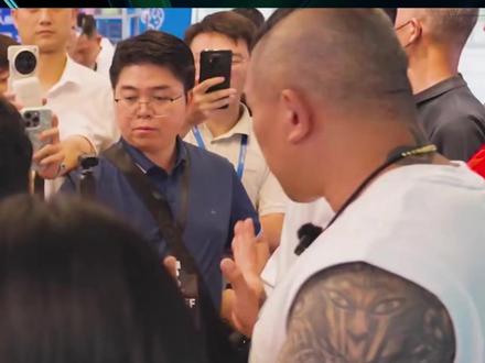 馆长首次带货引爆两岸 他能成为下一个董宇辉吗? #台湾网红馆长 #网红馆长 #热点 #馆长直播带货 #馆长