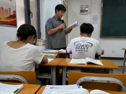 #暗区突围 #塔利亚 #ai视频 #老师上课点名 谁把自家妹妹带进教室了😍