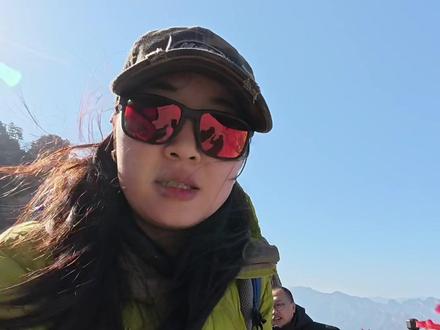 迟到两个月的华山亲子攻略 终于发出来了✨
两天一夜沉浸式华山之旅
👉玉泉院全程徒步上山→夜宿东峰→东峰徒步到西峰→索道下山
全程真实体验,不吹不黑,
刚好五一要带娃去华山的宝妈,直接抄作业!
✅路线规划
Day1⃣
玉泉院徒步登顶,途经千尺幢、百尺峡
台阶陡坡度大,带娃慢慢走,劳逸结合
傍晚抵达东峰,住山上,方便第二天看日出
Day2⃣
东峰朝阳台看绝美日出
看完沿途打卡,徒步直达西峰
全程下坡居多,轻松不费腿
最后西峰索道下山,完美收尾~
✅出行住宿
高铁到渭南站,打车直达山脚
建议住玉泉院附近民宿
步行到登山口超近,爬山不折腾
✅门票贴士
一定要提前预约!五一限流
小朋友优惠多,1.2 米以下免票
全程只需要买西峰索道,省钱不踩坑
✅亲子必备装备
▪️防滑运动鞋(重中之重)
▪️爬山手套,抓铁链不磨手
▪️防风外套,山顶温差超大
▪️矿泉水 + 高能零食,山上物价贵
▪️充电宝、创可贴、折叠小凳
✅走心提醒
▫️险峻路段牵紧孩子,不跑跳、不靠近悬崖
▫️长空栈道、鹞子翻身 带娃不建议体验
▫️不赶行程、不比速度,累了就休息
▫️五一早出发错峰,避开人潮
说实话,带娃纯徒步华山真的很累
但亲眼看到东峰日出、华山奇景
见证孩子一路坚持不放弃
所有辛苦,全都值得~
风景治愈,陪伴成长
想五一带娃爬华山的,这份攻略收藏好💛
#华山攻略 #带娃爬华山 #五一出游 #亲子徒步 #华山亲子游