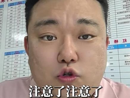 天津中考道法历史时间分配指南 天津初三的家长和同学们看过来!道法历史合场120分钟,90%的人都在时间分配上踩了坑😭今天把最实用的应试技巧讲透,看完直接提分!
📌 时间分配黄金法则
两科合场别平均分配!道法65分钟,历史55分钟才是最优解~选择题30分钟必须搞定(道法15分钟+历史15分钟),每题控制在40秒内,相信第一直觉别反复改答案!剩下90分钟专攻大题,道法书写量大、材料多,要多留时间;历史大题模板固定,速战速决!
✨ 选择+大题秒杀技巧
▫️ 选择题:
道法用「四审五排除法」,圈关键词排除错误、无关、绝对化选项;历史直接圈时间、主体、限定词,时空错位直接秒排,不纠结!
▫️ 大题:
核心是「框架优先,踩点得分」!道法按五位一体、法律、国情模板搭框架;历史原因分根本+直接,影响分国内国际、积极消极,一行一个点,字工整必多拿分!
🔍 天津历年出分规律
道法:基础题不丢分,时政结合题拉开差距,开卷考千万别直接抄书;历史必考古代史、近现代史、世界史三大板块,大题重材料概括+史实结合。整体规律:选稳正确率、大题多答角度、字迹工整,天津阅卷宽松,踩点就给分!
#考生指导 #天津中考 #道法 #历史