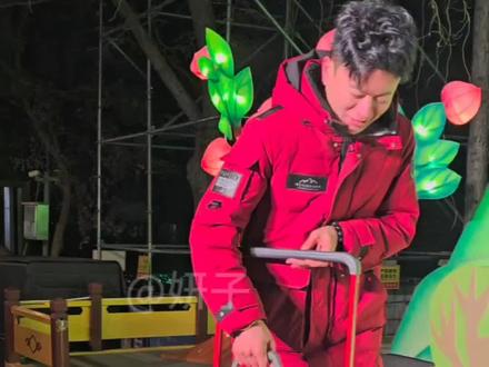 月亮先生又来投喂雪饼猴啦,我们猴哥可宠粉了😎#雪饼猴 #铁柱 #雪饼猴王铁柱 #长春动植物公园 #抖加小助手