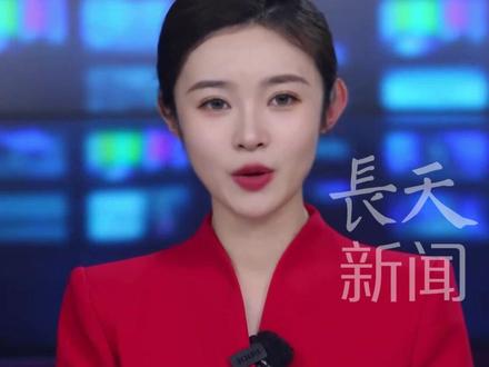 #孟鹤堂 恭敬向《#镖人 》导演打招呼,结果因为太紧张喊错导演名字,网友:原来相声演员见领导也嘴瓢!他在影片中造型撞脸#肖央 ,被调侃解锁“肖央皮肤体验卡”。