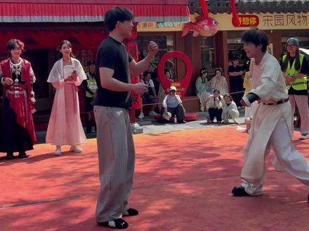 一眼看出I 人和E人#开封#清明上河园#人类对清明上河园的开发不足百分之一#搞笑#大宋舞王