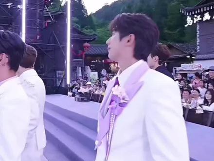 男团持续摸鱼中 #龙浩天大舞台#摸鱼#男团#龙浩天
@龙浩天🐲 (酉阳桃花源酉州古城直播)
@猪猪🐷 银河系001૮₍ •͈⚇•͈ა
@以太⚡·银河系A @王林🍃·银河系001