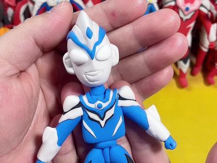 用粘土捏泰迦三人小队之风马奥特曼 #创作者中心 #创作灵感 #粘土教程 #风马奥特曼 #粘土手工 @抖音小助手 大家一起捏超轻粘土手工吧