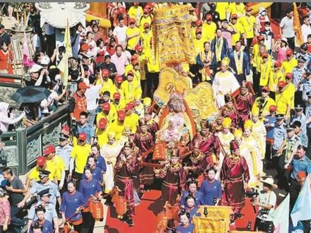 #湄洲妈祖金身巡安莆田 两岸信众护驾。宁德小伙特地前往:现场人山人海很震撼,前一晚兴奋到睡不着