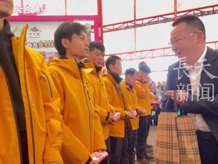 张家界#七星山荒野求生 粉丝见面会,14名决赛选手每人获3.2万现金奖励!#林北 第一次体验化妆“要整容嘛?动刀子嘛?”得知要拍宣传照 啪的一下就把钱从口袋掏出来,目前山上气温接近0℃ , 冠军再奖励20万!#湖南dou知道