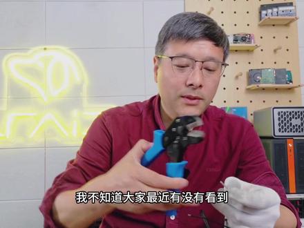 华为NAS双盘暴毙?根源是供电不足 最近华为家庭存储翻车的事大家看了吧?两块HC320同时损毁,售后都说是非人为。我看了参数直接秒懂——问题出在电源上。HC320启动电流2.1A,双盘瞬间4.2A,加上主板功耗,12V3A的适配器根本扛不住。DC电源没峰值冗余,多次冷启动必挂。想稳就用12V5A以上电源,别省这点钱。这期掰开揉碎讲讲硬盘供电里的隐藏参数。
这里是LRAID,如果你喜欢我们的节目,欢迎点赞、关注、转发,您的支持是我们最大的动力~~
#存储 #NAS #硬盘 #供电 #华为