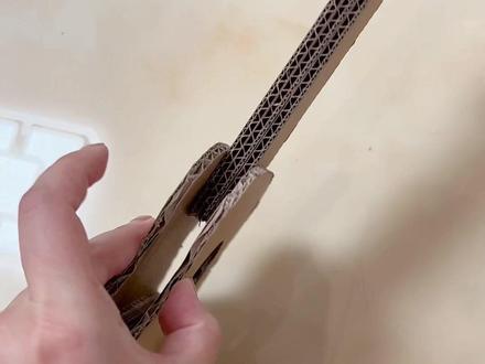 废纸壳简易版小吉他,宝宝超爱,在家玩乐器🎸#亲子手工制作 #纸盒改造 #立体绘本手工制作 #自制玩具 #废物利用变废为宝