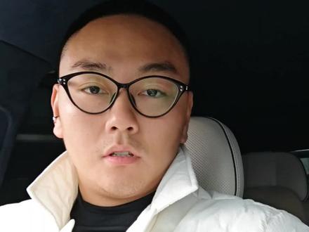 #就想说点大实话 #蔚来 #华为 #新能源汽车 #蔚来换电
每家品牌都有自己的特长,也有自己的看家本领。
小米的外观和它的营销就是特长。
华为的智能方案和智能硬件就是他的特长
比亚迪的供应链,成本电池技术和它的硬件科技水平就是他的特长。
蔚来的换电体系,品牌设计豪华感营造,全栈自研的科技是他的特长。
小鹏的智驾,车子的性价比,以及对年轻人的精准需求是他的特长。
理想对家庭需求的把控,对于用户需求的分析这是他的特长。
吉利集团的底盘调教车身材料是他的特长。
长城的油车底蕴越野经验及车型准确是他的特长。
剩下没有被我提到的,可能就是特长没有这么强。
还有就是豪华品牌想营造所谓的豪华感,不光光是靠产品,是要整个体系都要面面俱到的,因为豪华品牌讲究细节。