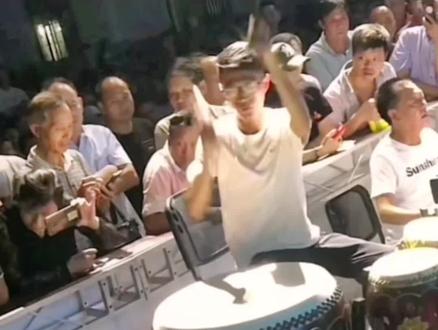 浙江婺剧 司鼓林森。浙江婺剧最劲爆的花台头。#台上一分钟台下十年功 #非遗文化乐器演奏 #传播戏曲文化 #戏曲锣鼓