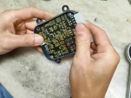 @抖音小助手 #小牛电动 #小牛灯控维修 小牛灯控开机后左转向灯就亮,原因是接转向灯的时候短路或者是转向灯坏了造成的,#小牛 #电摩 #电动车维修视频教程