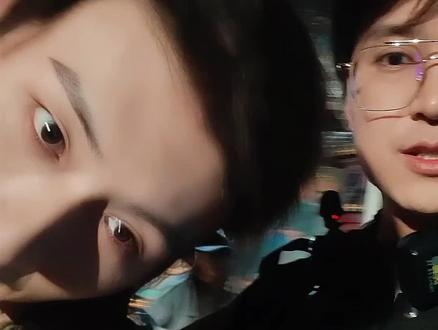 #她似日光 杀青啦~ 祝福#陈添祥 #侯呈玥 两位老师星途璀璨!!#导演文鸿毅 #腹肌马甲线