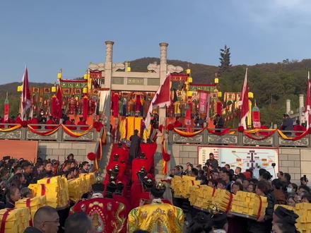 围观了道教五年一次的盛事——罗天大醮,请1200位神仙祈福,希望沾满福气,以后好运多多。
虽然分不清各位道长的门派,但可以看到有的道长(比如北京白云观吹笛子的阎道长)长得好帅~以及给我东西吃和没给我东西吃的~
斋饭挺好吃的,也可能是排了一个多小时队好累,炫了两大盘菜~
各种花馍精致可爱。
感谢正一派的小哥分的供果~
虽然不信奉宗教,但像岳武穆王和关帝君,就为着千秋的忠义与风骨,走到哪里都值得拜一拜。
以及随着年龄增长,会觉得若有神鬼也不错,不知道还有没有机会与过世的亲人一见了。不过被告知也没有必要,已经投胎的人是召唤不到的。
那就愿今生往生,都能光明喜乐吧~
不枉这一趟,见者安乐。
#罗天大醮 #道教文化 #茅山天师 #国泰民安祈福 #茅山