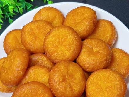 红薯饼,地瓜饼软糯香甜#大人小孩都爱吃 #外酥里嫩 #做法简单又营养 #软糯香甜 #那些尝一口就忘不掉的特色美食