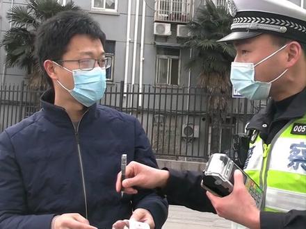 我滴妈呀,这都什么年代了,你竟然不知道开车抽烟是交通违法,还在那吞云吐雾。 #2021新年愿望