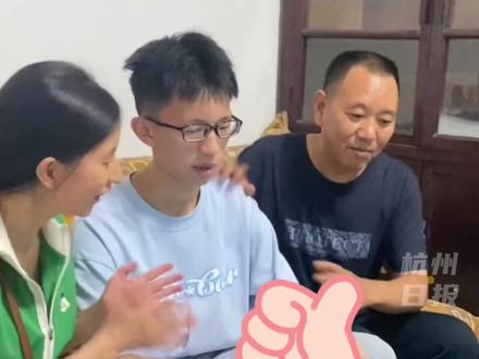 6月23日,四川宜宾。男生高考677分淡定和父母说:“至少不用复读了。”随后开心的和爸爸说“请我吃宵夜”。网友:这就是学霸的世界吗?