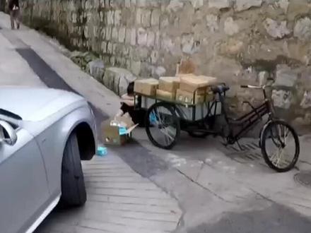 #创作灵感 #传递正能量 奥迪车主压爆牛奶喷了女孩一身!两位大姐的做法实在让人感动 #正能量 #社会正能量