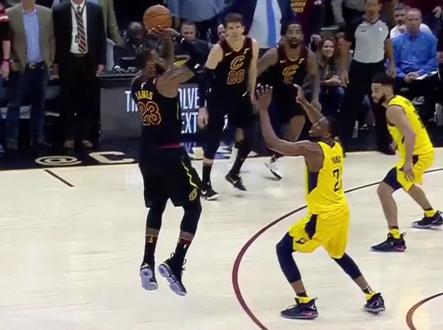 #nba历史上的今天【经典镜头:詹姆斯压哨绝杀步行者】2018年4月26日,东部季后赛首轮第5场,勒布朗-詹姆斯正面干拔三分命中,实现压哨绝杀,骑士98-95险胜步行者攻占天王山。你们还记得当年小皇帝这霸气十足压哨绝杀球吗?让我们一起来跟随视频回顾经典! ! #nba历史上的今天 #nba季后赛 #季后赛看我的