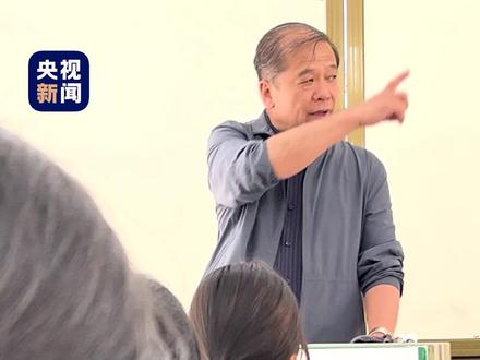 “迎着阳光走!把影子抛到自己的身后。”最后一节课老师寄语学生,那些讲台上的背影,已成了我们青春里最明亮的光❤️ #2025高考必胜 @云雀