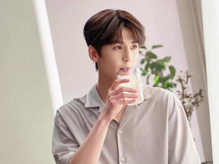 是谁还没有全棉时代家居休闲服饰全球代言人张凌赫的限定周边?我先冲了!每一个都好精致,质感满满!快锁定抖音@全棉时代官方旗舰店 直播间,享更多周边好礼!#张凌赫代言全棉时代家居休闲服饰 #张凌赫的全棉舒适学 #家有全棉更舒适 #全棉时代官方旗舰店#突然get到张凌赫超绝舒适感