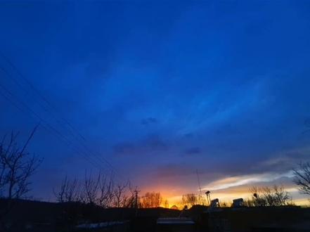 USDT警报:1830亿美元稳定币帝国的裂缝 在加密货币世界,USDT(泰达币)长期被视为坚如磐石的“数字美元”,是整个万亿美元加密市场的基础设施。然而,2025年11月26日,标普全球评级的一纸报告,犹如一声惊雷,揭示了这座帝国大厦地基上的深刻裂缝——将USDT的稳定性评级下调至最低级别“薄弱”。这不仅是一次评级调整,更是一份关于系统性风险的重要预警。
风险结构质变:从“稳健”到“薄弱”
标普的评级下调并非空穴来风,而是基于USDT风险结构的实质性变化。最核心的警报来自其储备资产质量的显著恶化。数据显示,在短短一年内,USDT的高风险资产占比从17%飙升至24%,而主要由美国国债构成的低风险资产则从81%降至75%。更令人警觉的是,其超额抵押率已收窄至3.9%,而比特币单一资产的敞口却高达5.6%。
这意味着什么?简单来说,如果比特币价格下跌超过30%,就足以吞噬USDT的全部安全缓冲,直接导致抵押不足。USDT的稳定与否,竟与加密货币市场中最不稳定的资产——比特币,形成了危险的捆绑。
黑箱操作:无法验证的830亿美元
透明度问题始终是USDT的“原罪”,而标普此次将其提升至核心风险的高度。报告尖锐指出,投资者根本无法验证USDT储备资产的托管方是谁、交易对手信用如何、甚至具体持有何种资产。
Tether既不公布托管机构信息,也不披露银行账户详情;其储备中的货币基金、抵押贷款等类别缺乏细项说明;季度证明频率远低于行业标准的月度披露;网站数据未经审计;智能合约未开源。这种系统性不透明,使机构投资者难以进行尽职调查,将所有潜在风险无限放大。
监管套利与业务蔓延:风险的交叉感染
Tether选择萨尔瓦多作为监管落脚点,被证明是一把双刃剑。该地区不要求稳定币储备进行法律意义上的资产隔离,也不限制高风险资产在储备中的占比。这意味着,如果Tether旗下的AI、比特币挖矿等新兴业务出现巨亏,债权人有权追索本应用于支撑USDT的储备资产。
更值得警惕的是,Tether已将业务拓展至金融、数据、电力、教育四大板块,这些非核心业务的风险正与稳定币业务深度交织。当稳定币发行方变成一个业务繁杂的综合性集团,而缺乏必要的风险隔离时,整个体系的脆弱性便显著上升。
赎回机制的真相:为何危机时你可能无法1:1兑付
绝大多数USDT持有者可能不知道,直接向Tether赎回