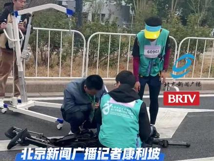 天工机器人摔倒了 【突发!#天工机器人摔倒了】在正在举行的人形机器人半程马拉松中,第一个出发的天工机器人一直保持领先,但跑马的过程并非一帆风顺,在17公里处,记者看到天工机器人摔倒了,在经过技术人员紧急维修后,天工机器人继续出发!
(北京新闻广播记者康利坡、吴思)