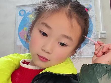 跟我一起学古诗~《鸟鸣涧》 古诗打卡🍀
《鸟鸣涧》
唐~王维
人闲桂花落,夜静春山空。
月出惊山鸟,时鸣春涧中。
#古诗词
#每天学习一点点
#古诗打卡
#王维
#古诗词鉴赏