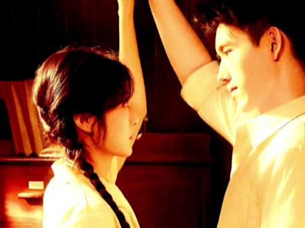 方穆扬为救人被砸晕,费霓再见方穆扬#纯真年代的爱情 #方穆扬 #费霓