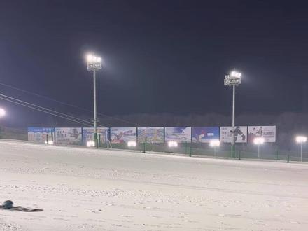 滑雪的时候一定要看好你的板,不然就会像我这样#黄朔 #单板滑雪 #大神 #手刀跑