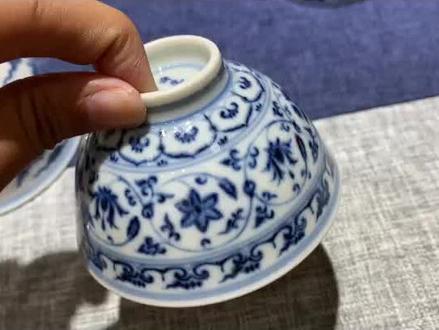 行家有一句行话叫“举足轻重”,意思是说鉴定瓷器,看器物的底足十分关键,所谓举其足而知其轻重。