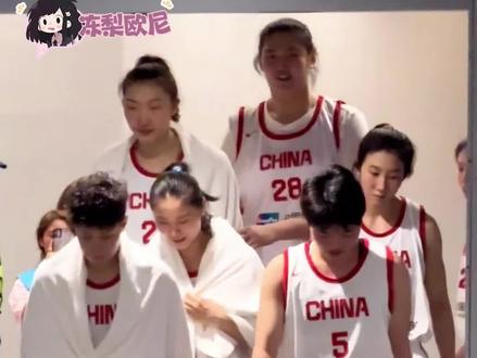 教练看完回去又得给张子宇加餐去了素材来源:@里脊阿勒 @女篮日记📔 #张子宇#篮球#女篮 #运动