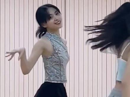 SNEAKERS 现录现发版生唱练习室一镜到底
申留真镜面cut
#申留真 #直拍 #itzy
#sneakers #220730