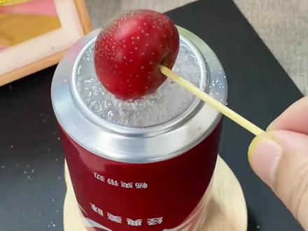 利用易拉罐制作冰糖葫芦,太好玩啦,冬天怎么能没有冰糖葫芦呢,快来试试吧#亲子手工 #幼儿园手工 #创意手工 #手工diy #废物利用