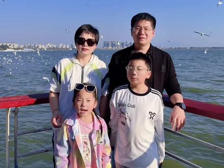 一家四口,一辆电动,山东自驾云南,第四站我们在昆明滇池旁边看海鸥了#昆明#自驾游#云南自驾#山东自驾游#润宝嘟宝一家人@抖音小助手