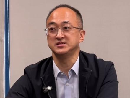 张雪机车2天连夺2冠,浙江投资方眼里企业家应该沉稳儒雅睿智,质疑张雪这种大大咧咧的性格怎么管理企业,有员工辞职后又回来,坦言受不了他,但跟着他能成事,张雪的真性情比沉稳更能打#张雪