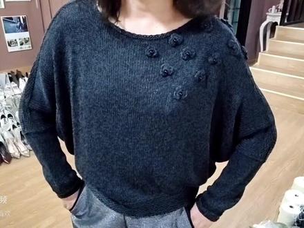 〈黑曜石〉冰丝麻线蝙蝠衫
麻线+冰丝 蝙蝠袖 带一点小花 小花上面是黑曜石 可以搭配裤子 裙子 袖子高挂户 交叉鱼网针 领子自然下垂 垂成橄榄形 它的弧度非常的好看
#抖音921好物节 #毛衣 #谁穿谁好看 #原创设计 #妙安的轻奢清欢