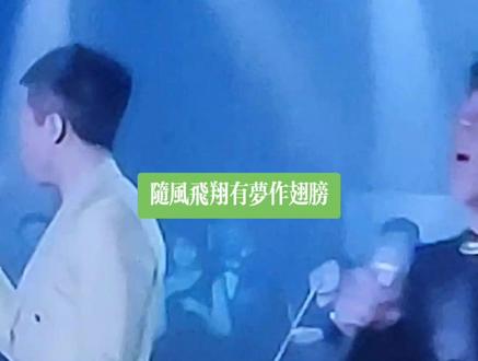 我是歌手第一季第十二期歌手总决赛歌王争霸歌手帮帮唱环节音乐演出现场,羽泉和演员邓超精彩演唱!