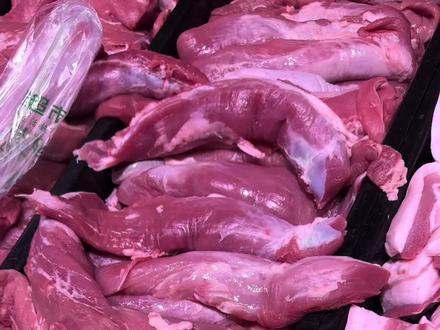 你买过这样的猪肉吗?如果在碰到不要买扭头就走,这是生长周期6个月以下的大厂饲料猪,肉腥臭味大,粘锅出水不出油,没有肉香味口感差,3年教会你如何识别大厂饲料猪#猪肉 #放心肉 #猪肉价格 #猪肉涨价 #挑肉技巧