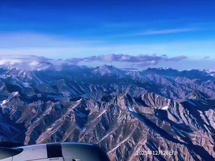 世界最长高速公路隧道天山胜利隧道通车。建设者克服“五重考验”,定制掘进机,用“三洞+四竖井”方案,经2000余日夜建成。他们开拓天山,是时代功勋,致敬!
#上热门#乌尉高速#天山胜利隧道#第一视角