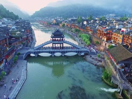 #凤凰古城 城 又称为中国版水上威尼斯,距今400多年历史,文化底蕴深厚,山清水秀风光秀丽,晚上灯火璀璨夜色迷人。有生之年一定要和最爱的人来一次凤凰古城,坐在沱江边听一首此生不换,看看茂茂心心念念的长安城 #湘西美景#旅行推荐官#古城夜景