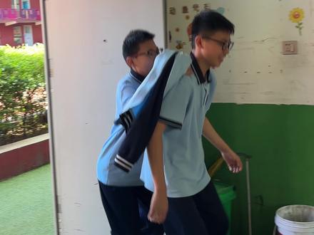 唐僧骑马咚了个咚 后面跟着个孙悟空孙 悟空跑得快后面跟着个猪八戒,猪八戒鼻子长 后面跟着个沙和尚
沙和尚挑着箩 后面来了个 老妖婆
#唐僧骑马咚那个咚 #中式美学 #师生快乐时光